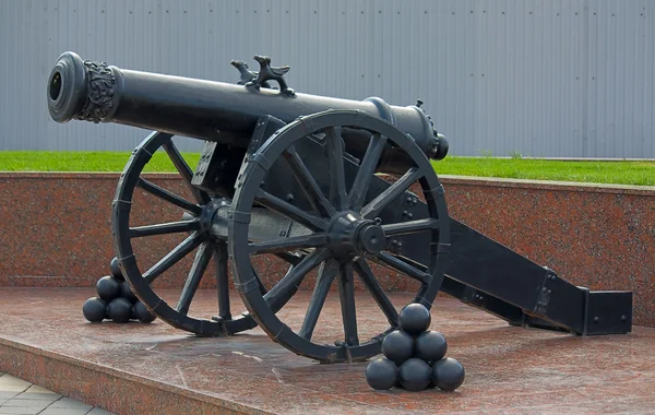 Vecchio Cannone Metallo Con Gherigli Piedistallo Novorossiysk Russia — Foto Stock