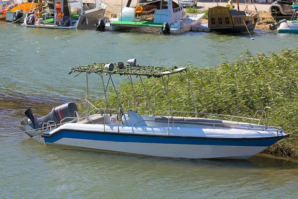 Motorboat Com Motor Elevado Água Perto Estação Barco — Fotografia de Stock