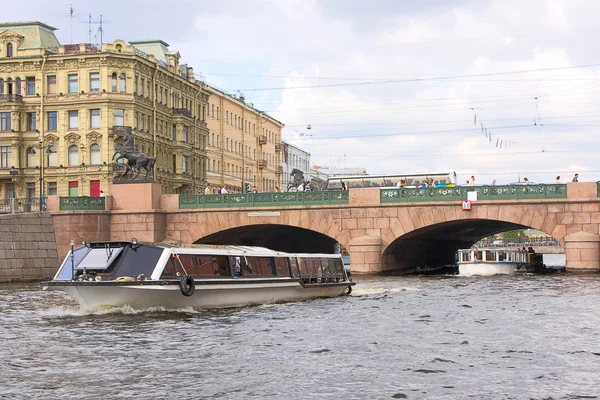 Anitschkow Brücke und Fontanka Fluss — Stockfoto