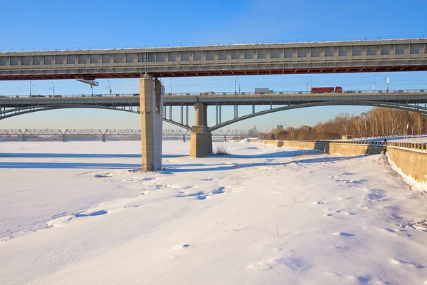 Dva Mosty Přes Řeku Zimní Proti Modré Obloze Rusko — Stock fotografie