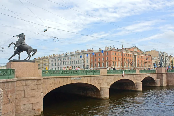 查看关于阿尼奇科夫桥和河丰坦卡运河 圣彼得堡 俄罗斯 — 图库照片