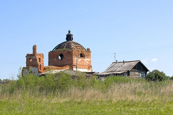Igreja arruinada e casa velha — Fotografia de Stock