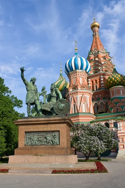 Monument à Minin et Pozharsky et la cathédrale Saint-Basile — Photo