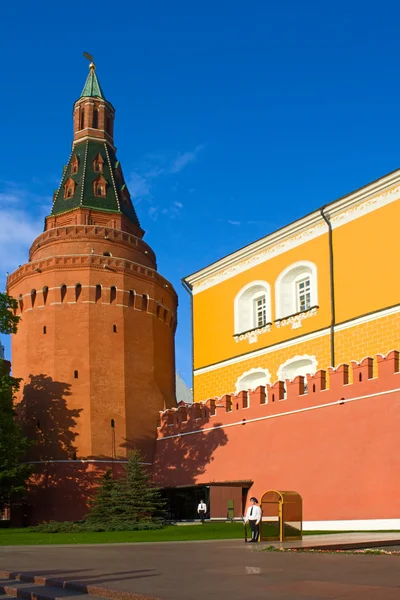 Muur en toren van Moskou kremlin — Stockfoto