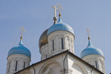 Mavi gökyüzü üzerinde Kilise kubbeleri