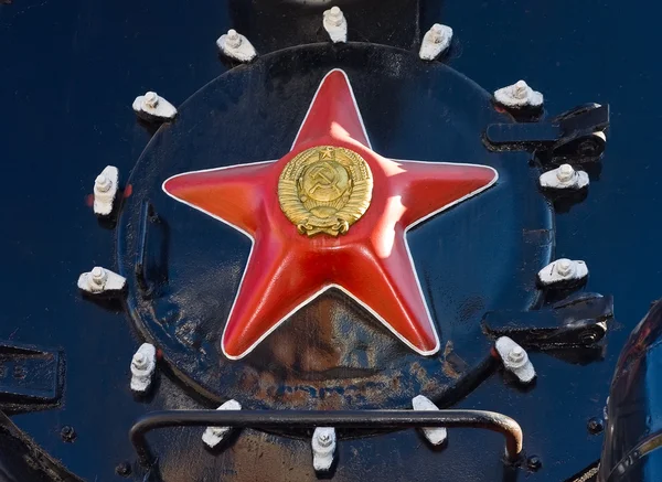 Красная звезда на старом паровозе — стоковое фото