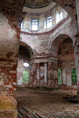 Novgorod bölgesinde terk edilmiş eski bir kilise, Rusya