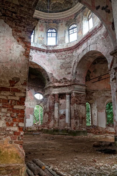 ノヴゴロド地域 ロシアの古い捨てられた教会 — ストック写真