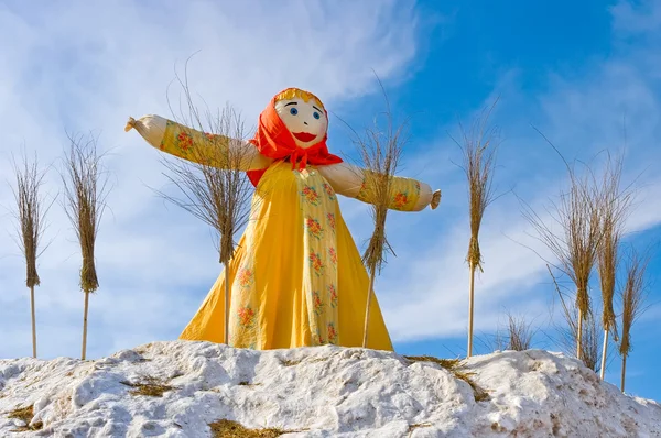 冬の終わり。シュローヴタイド。燃えさかる巨大な人形 — ストック写真
