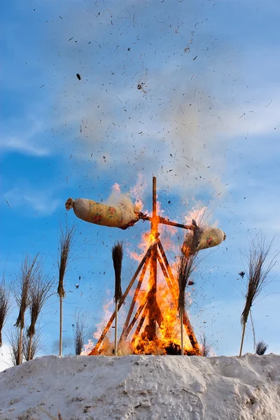 Einde van de winter. Shrovetide. Grote pop voor het branden — Stockfoto