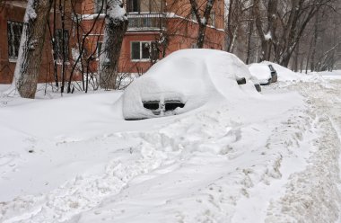 Araba kar altında. kar altında park etmiş arabaların