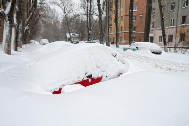 Araba kar altında. kar altında park etmiş arabaların