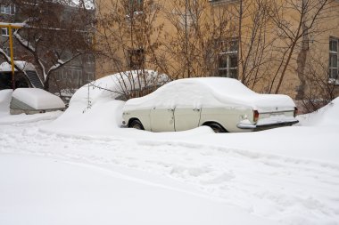 Araba kar altında. kar altında park etmiş arabaların