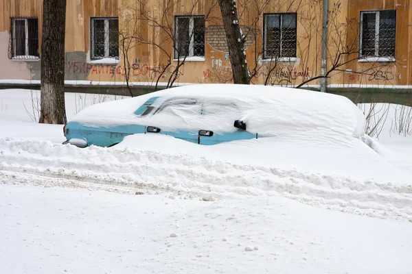Αυτοκίνητα Κάτω Από Χιόνι Σταθμευμένα Αυτοκίνητα Κάτω Από Χιόνι — Φωτογραφία Αρχείου