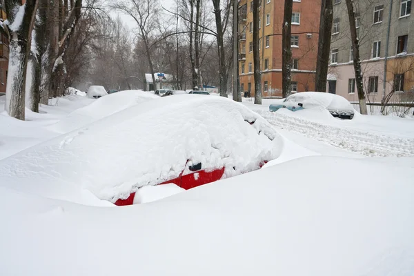 Samochody pod śniegiem. zaparkowane samochody pod śniegiem — Zdjęcie stockowe