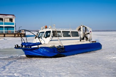 hovercraft geçerken donmuş nehir mavi gökyüzü karşı