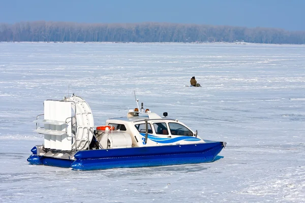 Hovercraft Kruising Bevroren Rivier Tegen Een Blauwe Hemel — Stockfoto