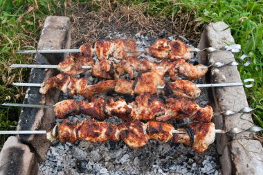 tuğla üzerinde şiş kebap