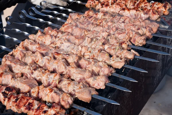 Sappige plakjes vlees met saus bereiden zich voor op vuur — Stockfoto