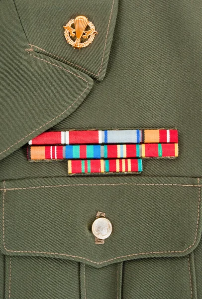 Militära utmärkelser och dekorationer på grön uniform — Stockfoto