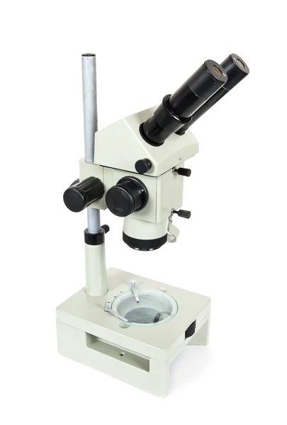 Optisches Mikroskop auf weißem Hintergrund — Stockfoto