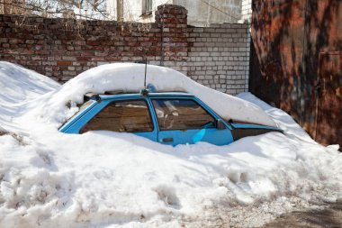 Kış. kar altında araba