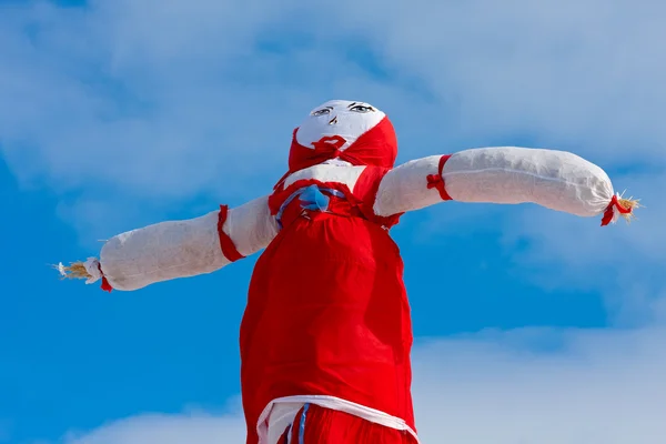 冬の終わり。シュローヴタイド。燃えさかる巨大な人形 — ストック写真