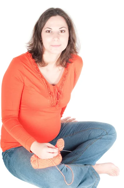 Portret van vrij zwangere vrouw breien — Stockfoto