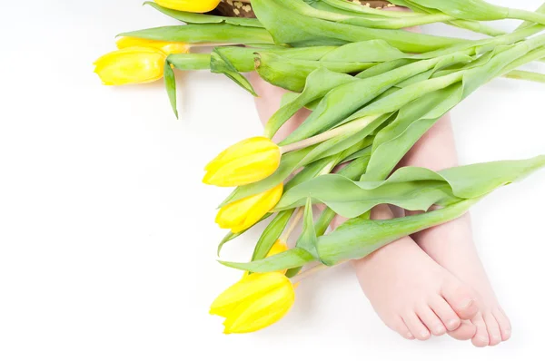Pequeña niña pies con flores —  Fotos de Stock