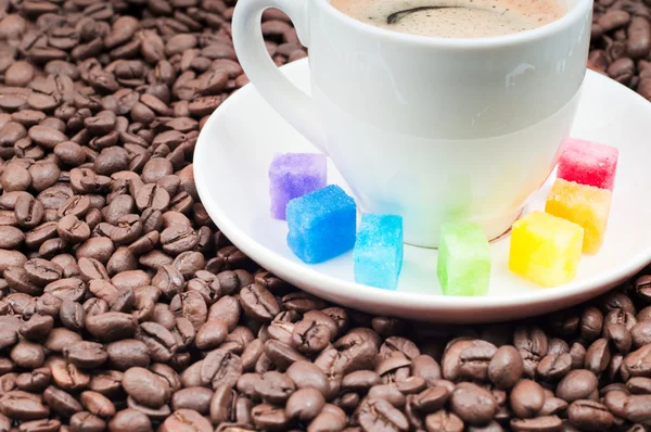 Veelkleurige platen van shugar en kopje koffie — Stockfoto