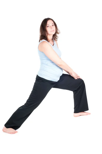 Retrato de una mujer bastante embarazada practicando yoga — Foto de Stock