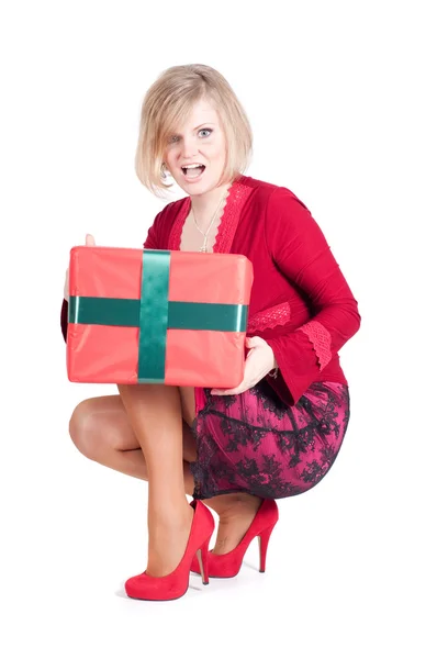 Glückliche Frau mit Weihnachtsgeschenken — Stockfoto