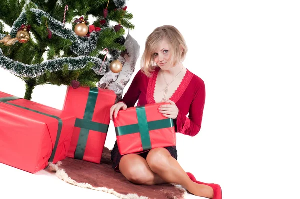Noel hediye ile mutlu bir kadın — Stok fotoğraf