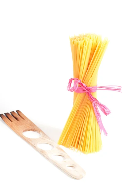 Итальянская паста с шаблоном для измерения спагетти — стоковое фото