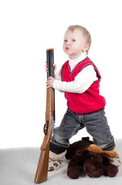 銃で遊んで小さな男の子のショット — ストック写真