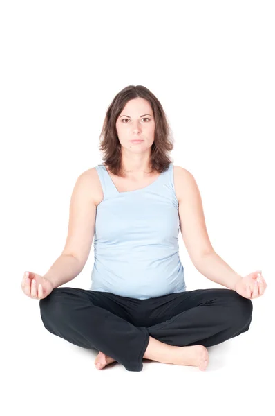 Ritratto di bella donna incinta che pratica yoga — Foto Stock