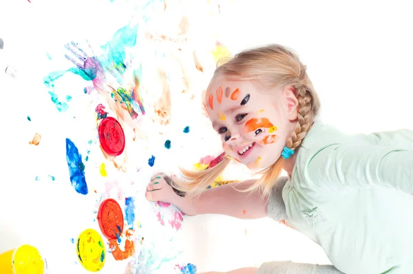 Κοριτσάκι παίζει με τα χρώματα — Φωτογραφία Αρχείου