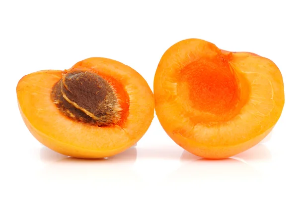 Zralé meruňky s kamenem — Stock fotografie
