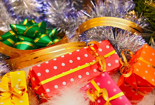 Regali e decorazioni natalizie — Foto Stock