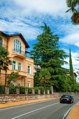 Cityscape. opatija şehrinde deniz yolu. Hırvatistan.