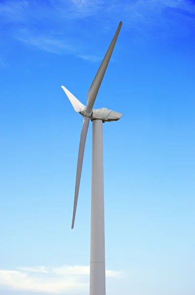 Vindkraft Generator Mot Den Blå Himlen — Stockfoto