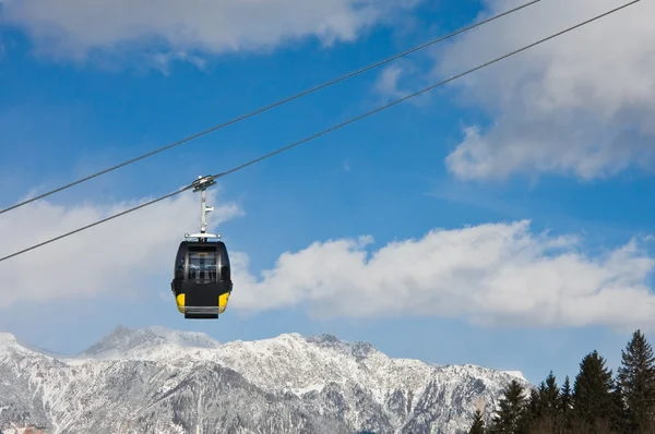小木屋的滑雪缆车。滑雪度假村萨尔斯堡。奥地利 — 图库照片