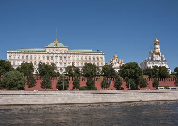 Москва, Кремлевская крепость с соборами и дворцом у реки — стоковое фото