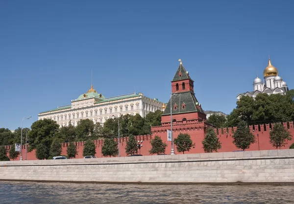 Μόσχα, Κρεμλίνο φρούριο με καθεδρικούς ναούς και το παλάτι, κοντά στον ποταμό — Φωτογραφία Αρχείου
