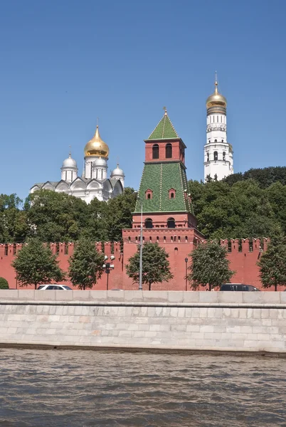 Moskwa, Kremlowska twierdza z katedry w pobliżu rzeki — Zdjęcie stockowe