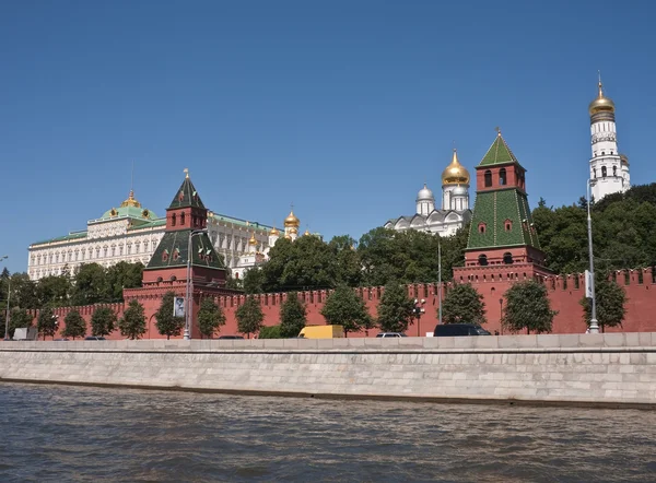 Moscú, fortaleza del kremlin con catedrales y Palacio cerca de río — Stockfoto