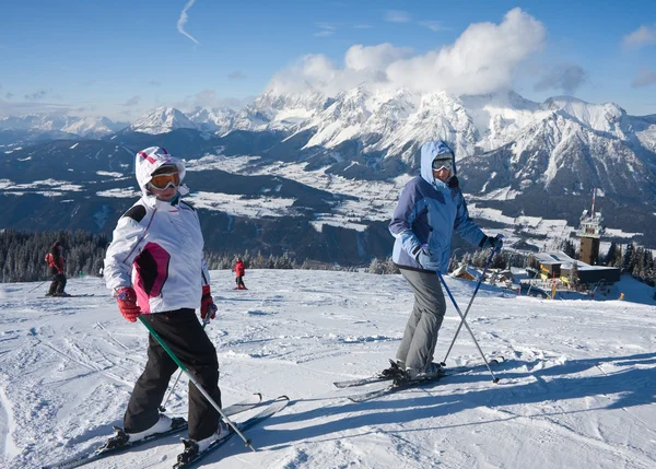 Esquiadores montanhas no fundo — Fotografia de Stock
