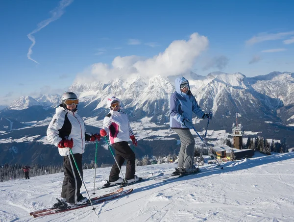 Les montagnes des skieurs en arrière-plan — Photo