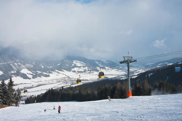 Los esquiadores están esquiando en una estación de esquí — Foto de Stock