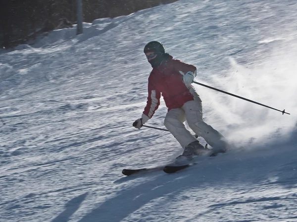 Una mujer está esquiando en una estación de esquí —  Fotos de Stock